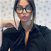 Docente di Economia impartisce lezioni di economia aziendale per studenti di liceo e istituti tecnici professionali